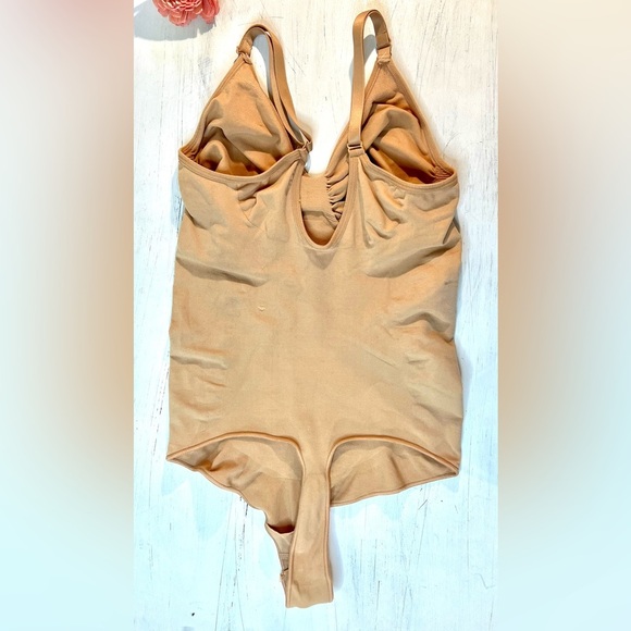SKIMS Bodysuit Seamless Sculpt Thong, Color Sienna, Size 4X/5X - Picture 6 of 10